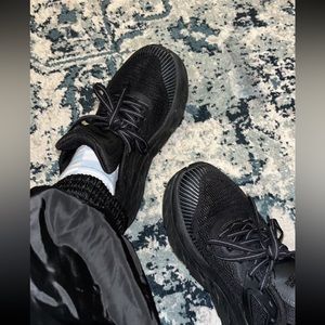 hoka bondi one one all black shoes